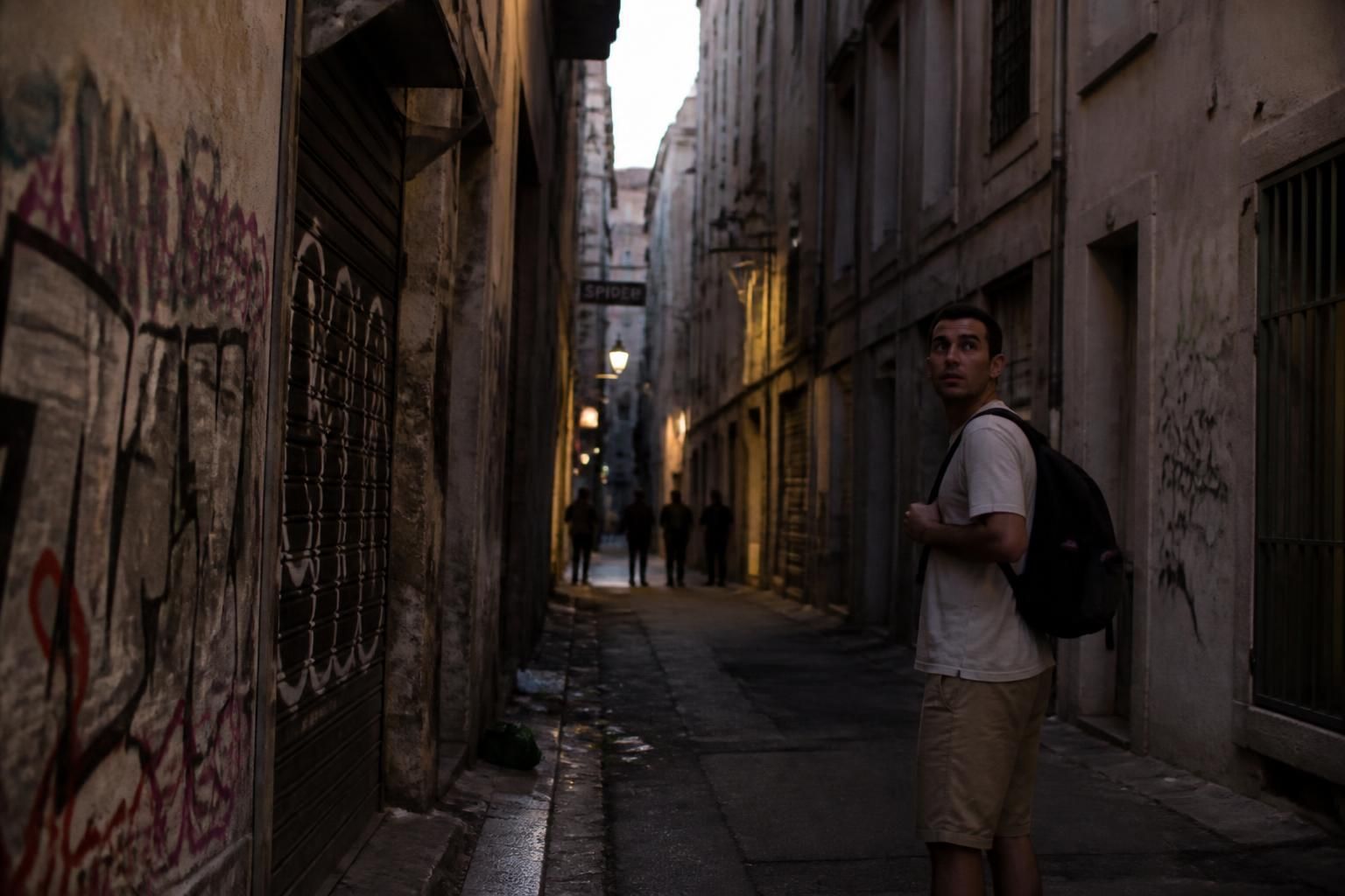 découvrez pourquoi le quartier du panier à marseille peut être dangereux pour les visiteurs et apprenez à éviter les risques lors de votre visite.