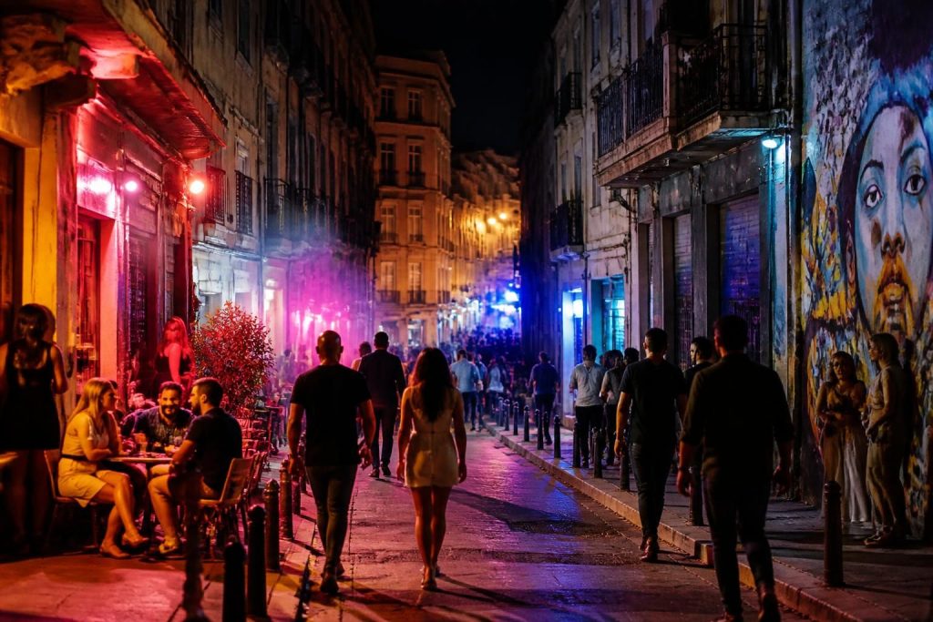 découvrez les quartiers chauds de marseille lors d'une exploration nocturne unique. plongez au cœur de la vie nocturne animée grâce à notre carte détaillée des meilleurs endroits à ne pas manquer.